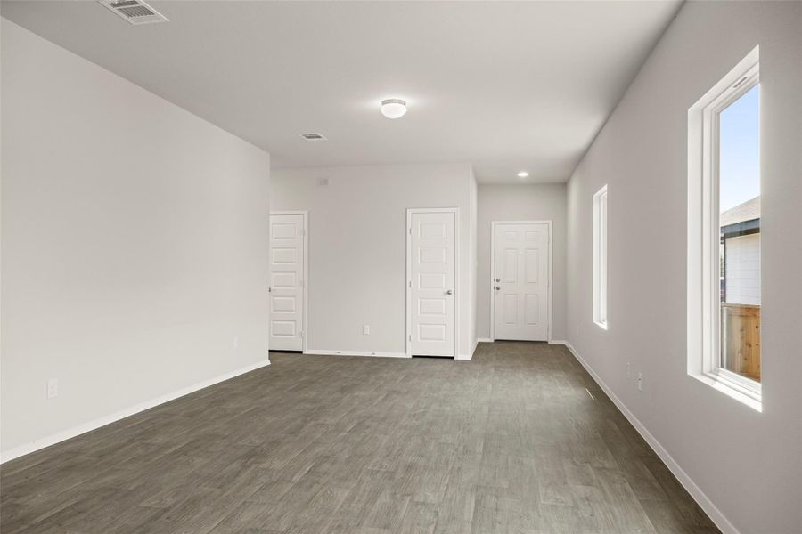 Spacious, unfurnished interior of a new home in Cloverleaf, Austin (Image 29).
