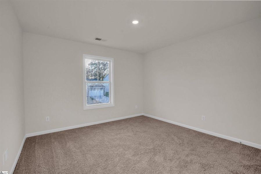 Spacious, unfurnished interior of a new home in Lynbrook, Boiling Springs (Image 27).