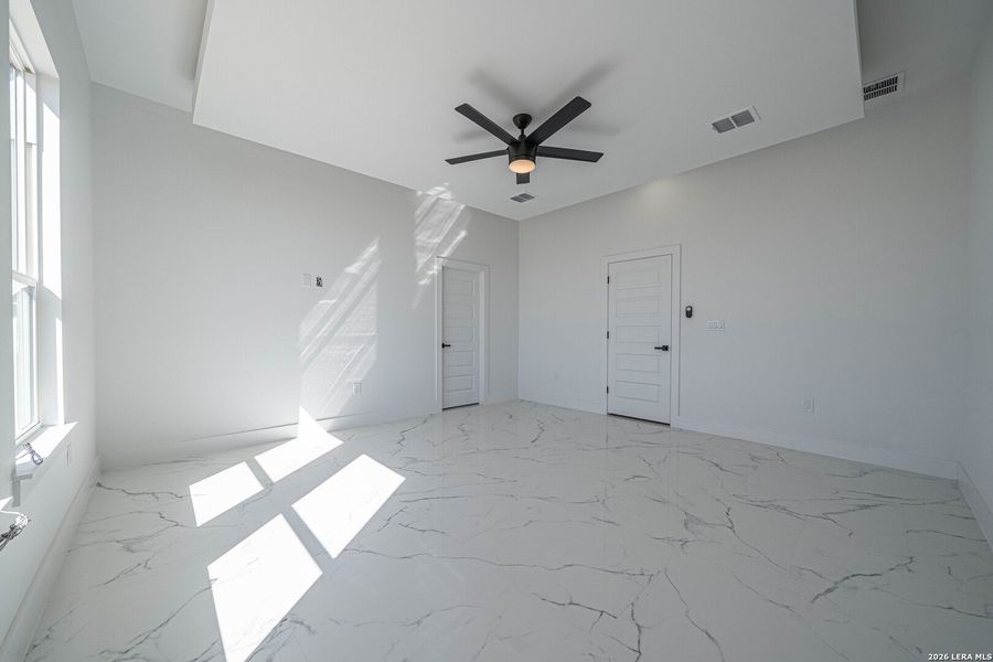 Spacious, unfurnished interior of a new home in , La Vernia (Image 17).