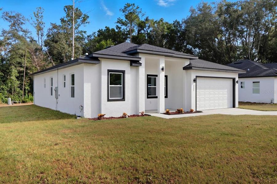 Exterior details and patio area of a home in , Dunnellon (Image 15).