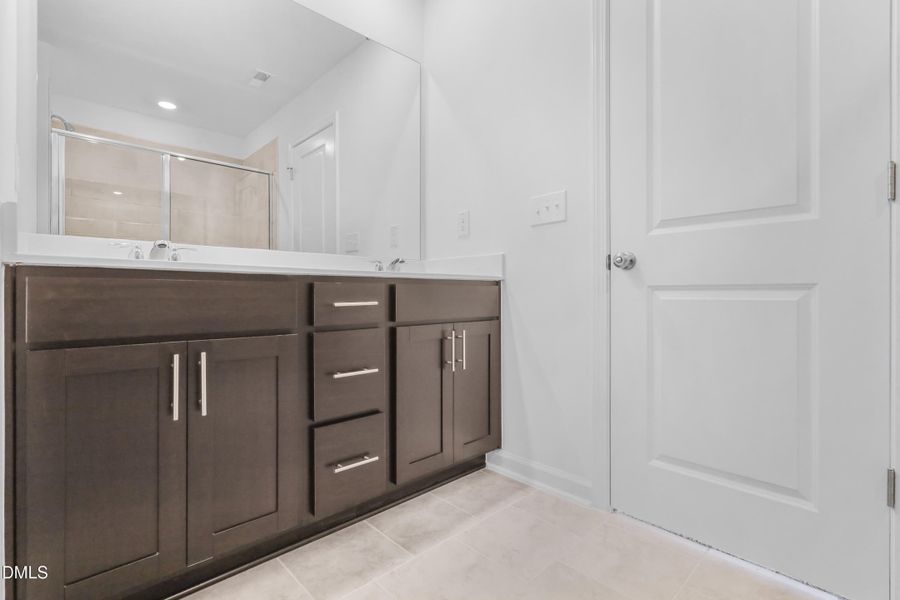 SUN_ElmGrove_Pic_Wyatt_Owners_Bath_1of3 SUN_ElmGrove_Pic_Wyatt_Owners_Bath_1of3