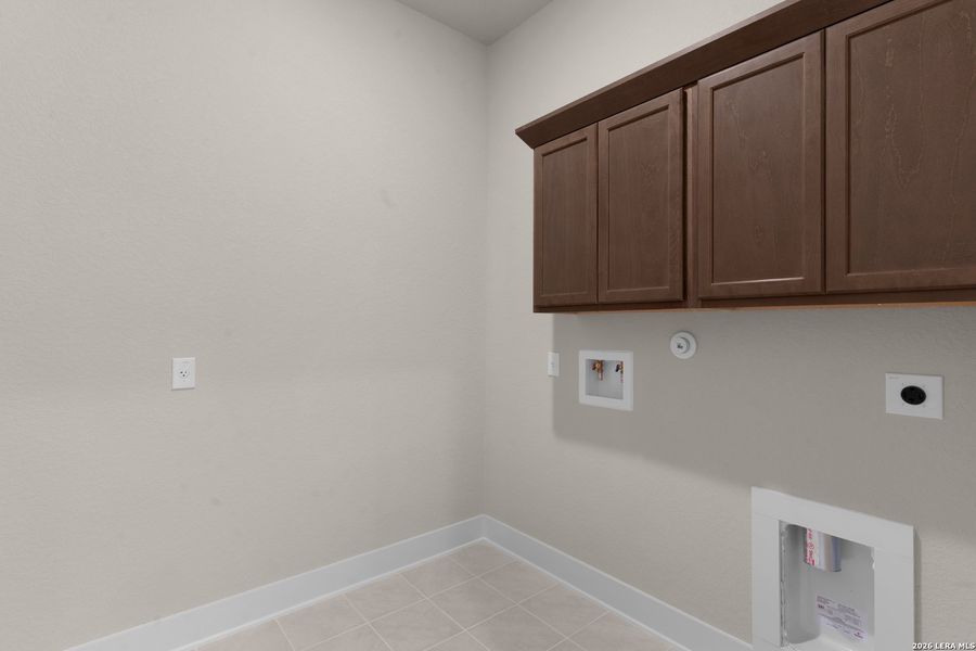 Spacious, unfurnished interior of a new home in Davis Ranch, San Antonio (Image 13).