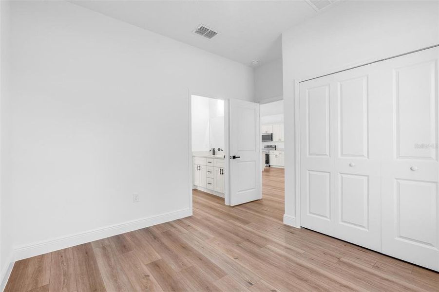 Spacious, unfurnished interior of a new home in , Ocala (Image 39).