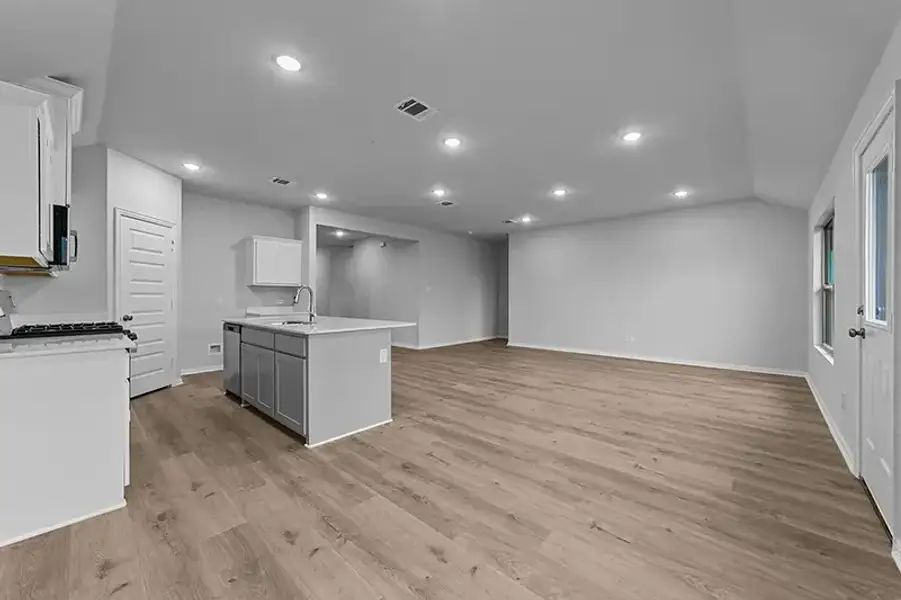 Spacious, unfurnished interior of a new home in Rolling Ridge, Van Alstyne (Image 16).