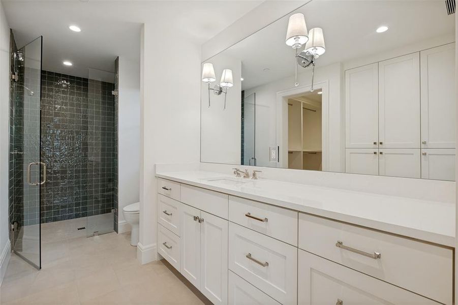 Ensuite bathroom located on first floor, with large secondary bedroom. Ensuite bathroom located on first floor, with large secondary bedroom.