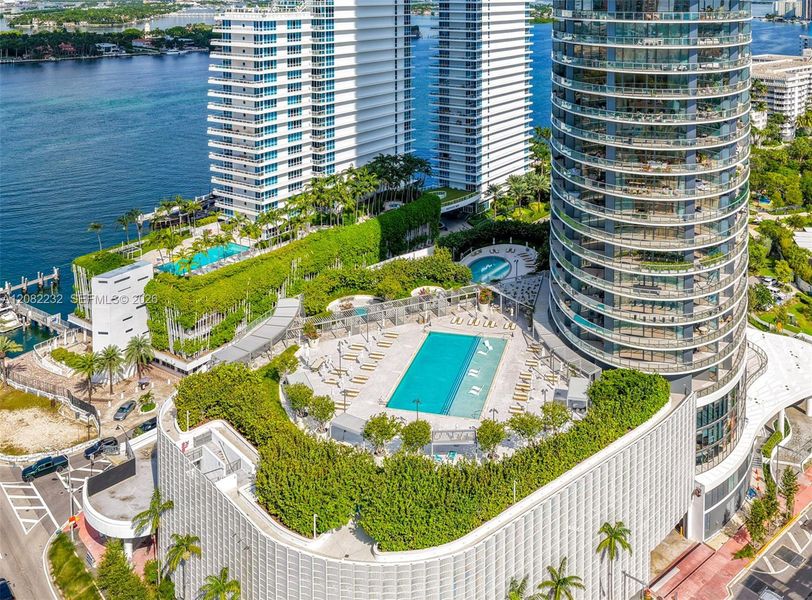 Condo located in Miami Beach, FL showcasing its design and architecture (Image 4).