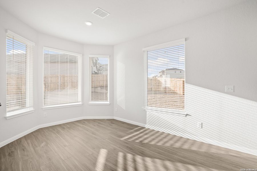 Spacious, unfurnished interior of a new home in Cinco Lakes, San Antonio (Image 22).