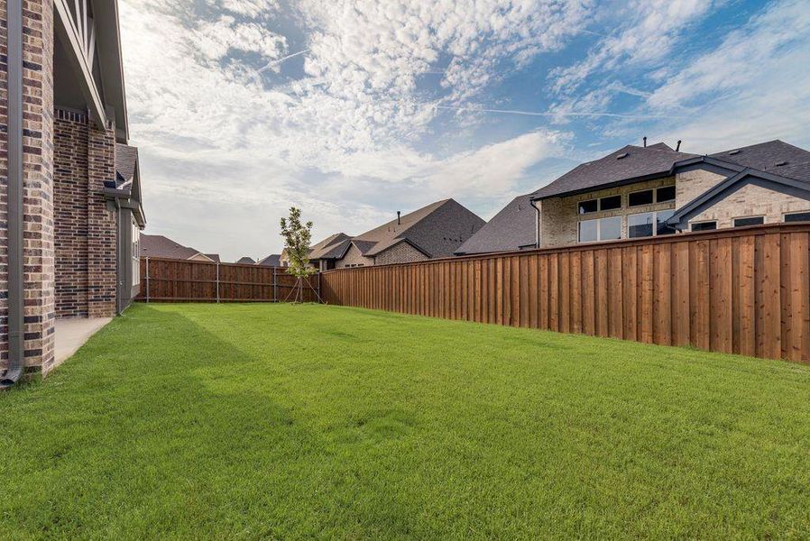 Exterior details and patio area of a home in Somercrest, Midlothian (Image 3).