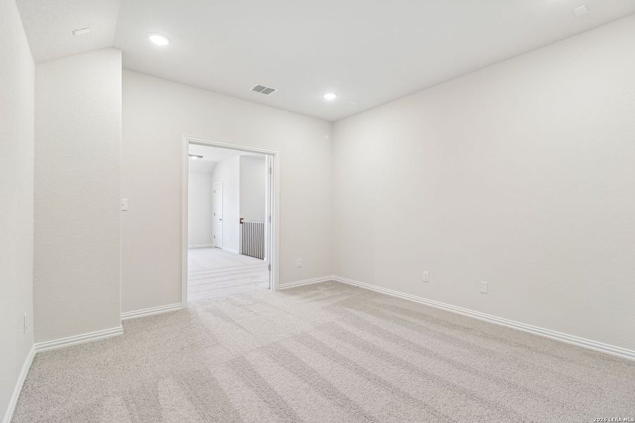 Spacious, unfurnished interior of a new home in Stream Waters, Seguin (Image 14).