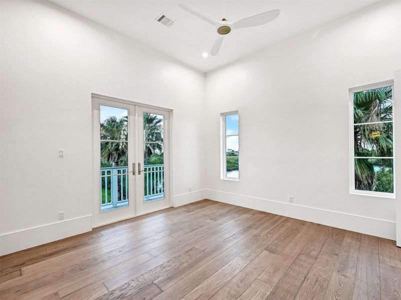 Spacious, unfurnished interior of a new home in , Galveston (Image 21).
