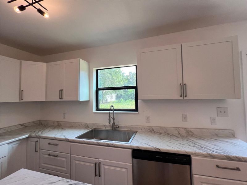 Lot's of room in the kitchen Lot's of room in the kitchen