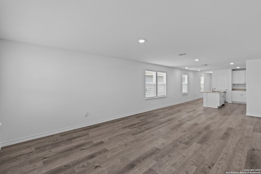 Spacious, unfurnished interior of a new home in , Converse (Image 13).