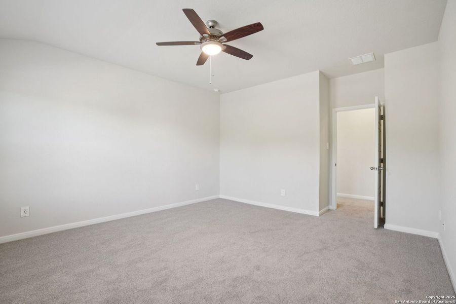 Spacious, unfurnished interior of a new home in Royal Crest, San Antonio (Image 32).