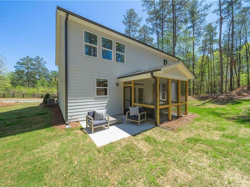 Exterior details and patio area of a home in Riverwood, Dallas (Image 35).