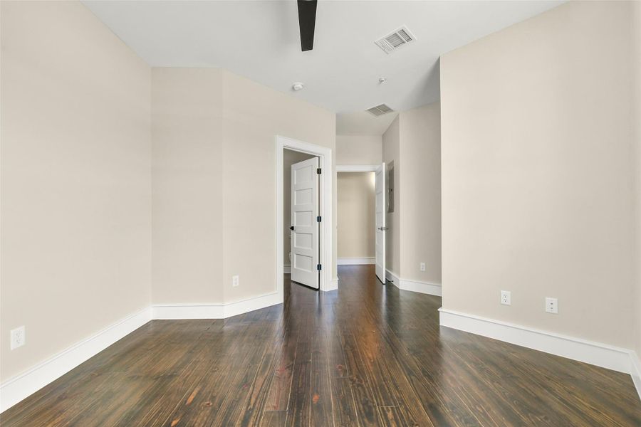 Spacious, unfurnished interior of a new home in , Galveston (Image 14).