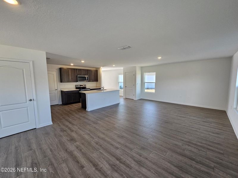 Spacious, unfurnished interior of a new home in Rookery, Green Cove Springs (Image 4).