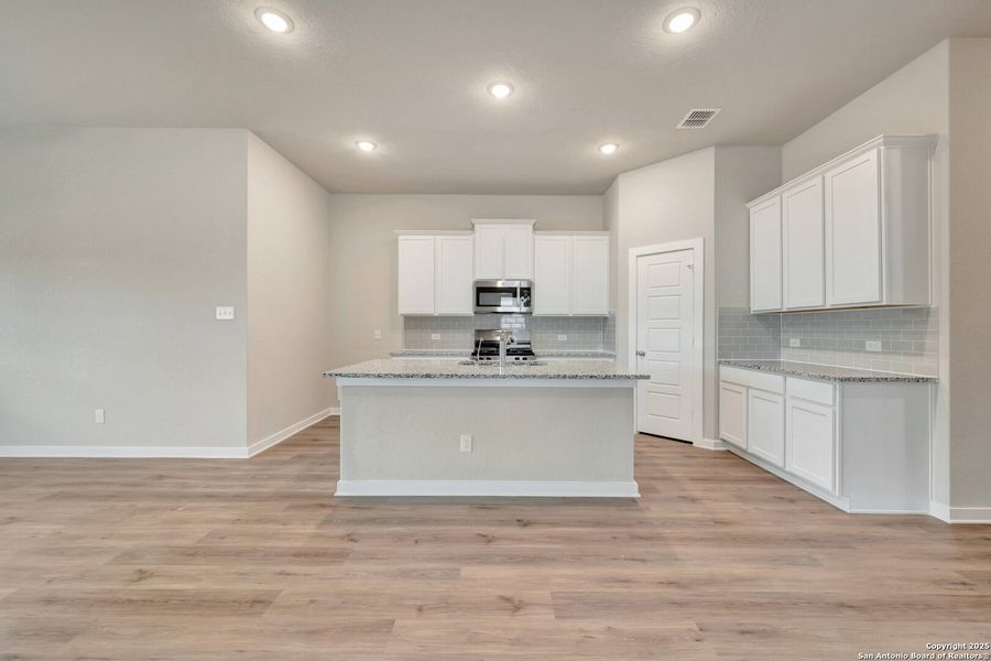 Spacious, unfurnished interior of a new home in Winding Brook, San Antonio (Image 30).