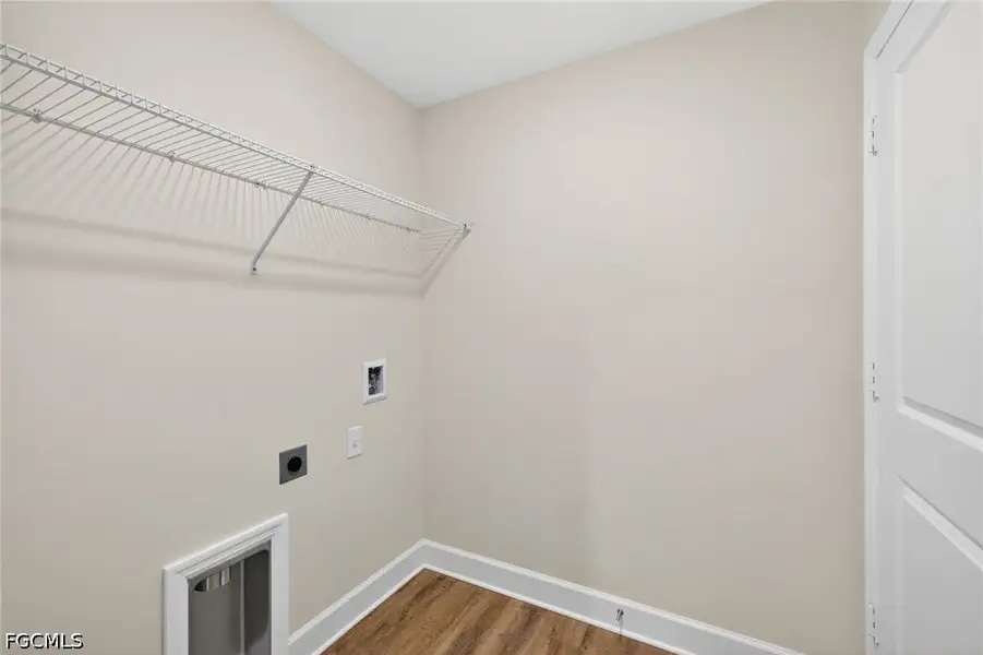 Spacious, unfurnished interior of a new home in Cape Coral, Cape Coral (Image 24).
