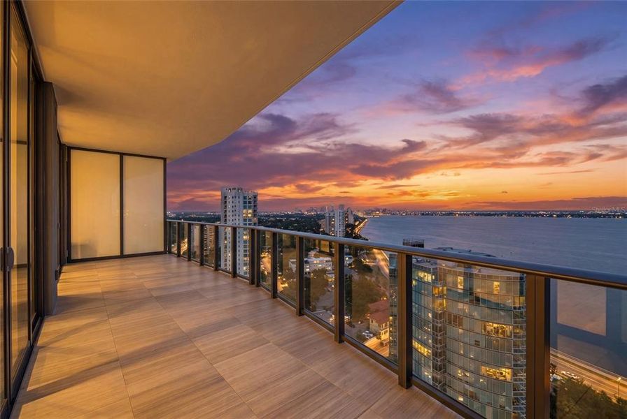 Condo located in Tampa, FL showcasing its design and architecture (Image 31).