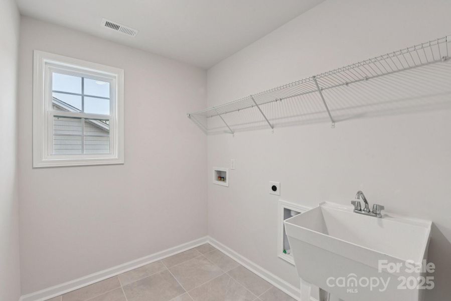 Spacious, unfurnished interior of a new home in Sylvan Creek, Denver (Image 19).