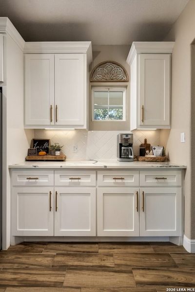 Furnished interior view inside a new home in , La Vernia (Image 10).