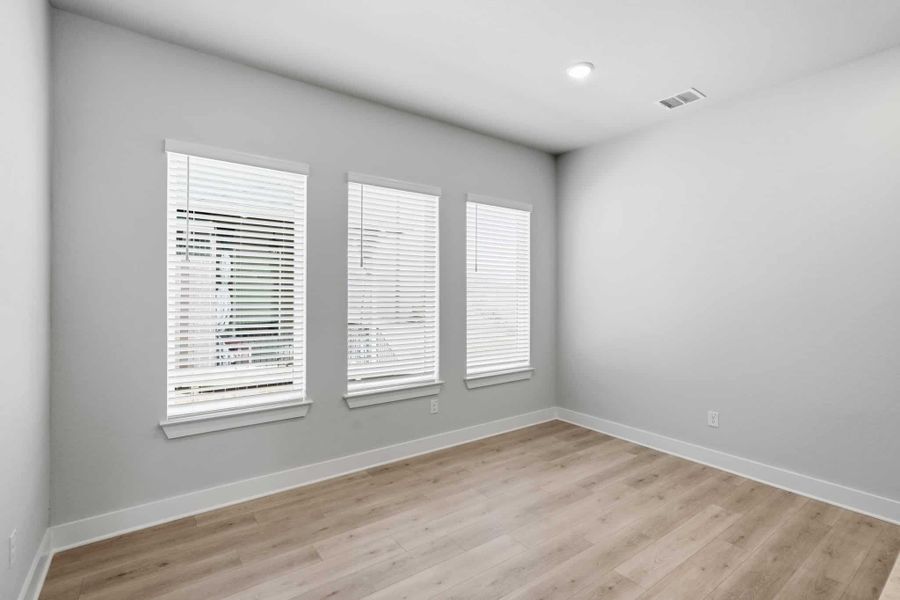 Spacious, unfurnished interior of a new home in Esperanza, Boerne (Image 31).