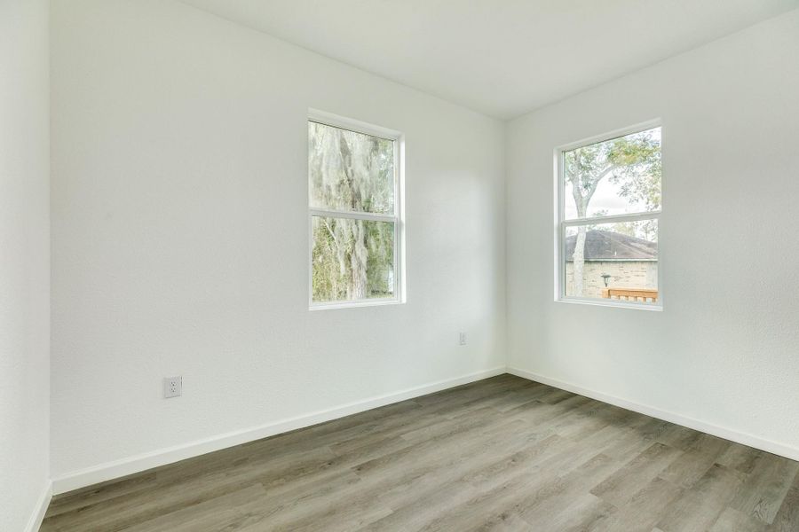 Secondary bedroom with flexible use: perfect for guests, an office, or a bunk room for weekend getaways.