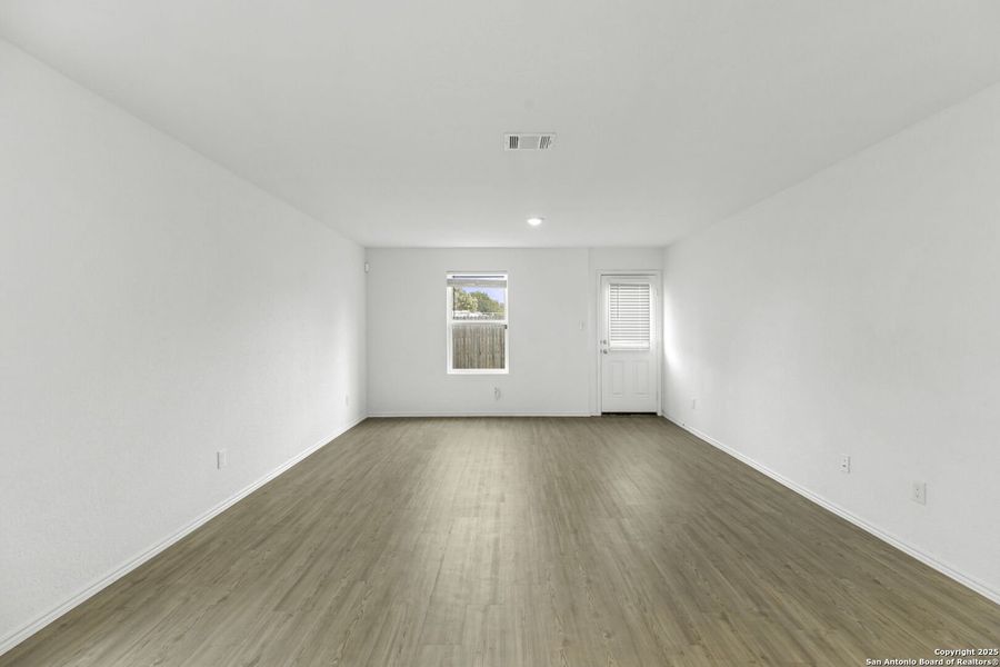 Spacious, unfurnished interior of a new home in Presa Point, San Antonio (Image 13).