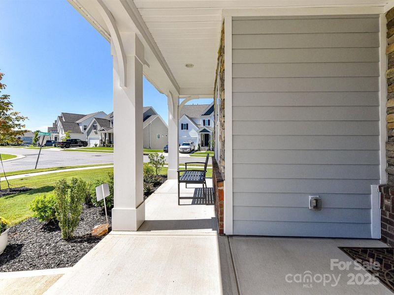 Covered front porch!
