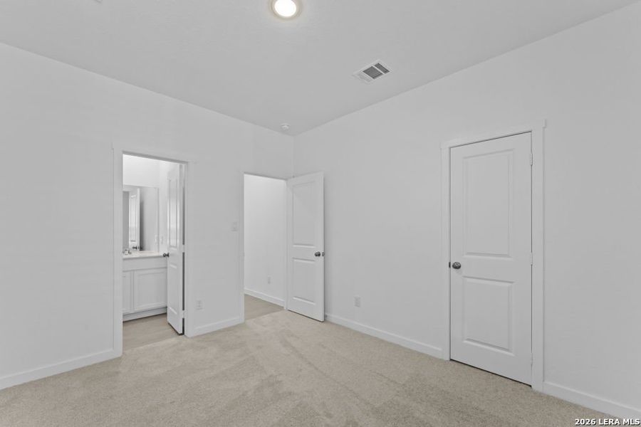 Spacious, unfurnished interior of a new home in Espada, San Antonio (Image 11).