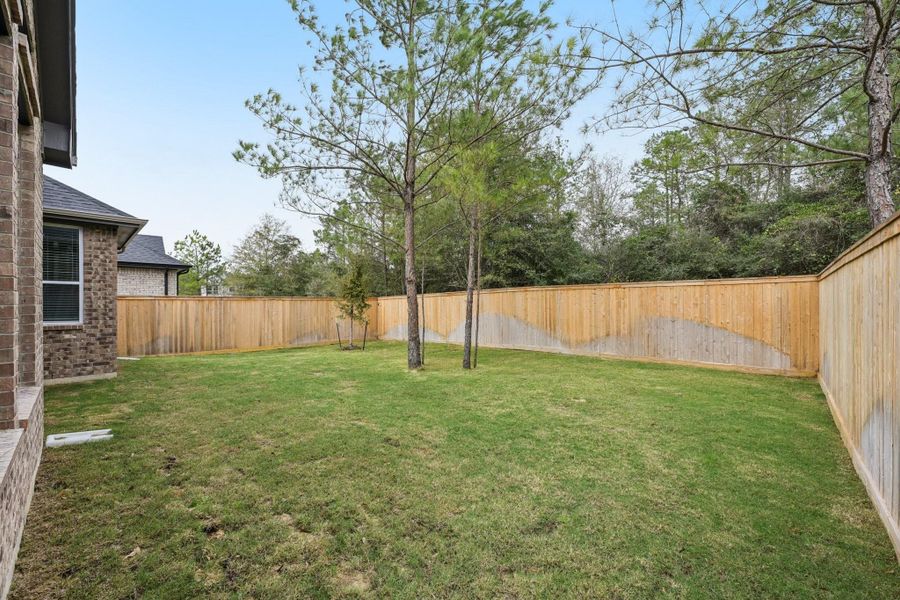 Exterior details and patio area of a home in Kresston, Montgomery (Image 29).