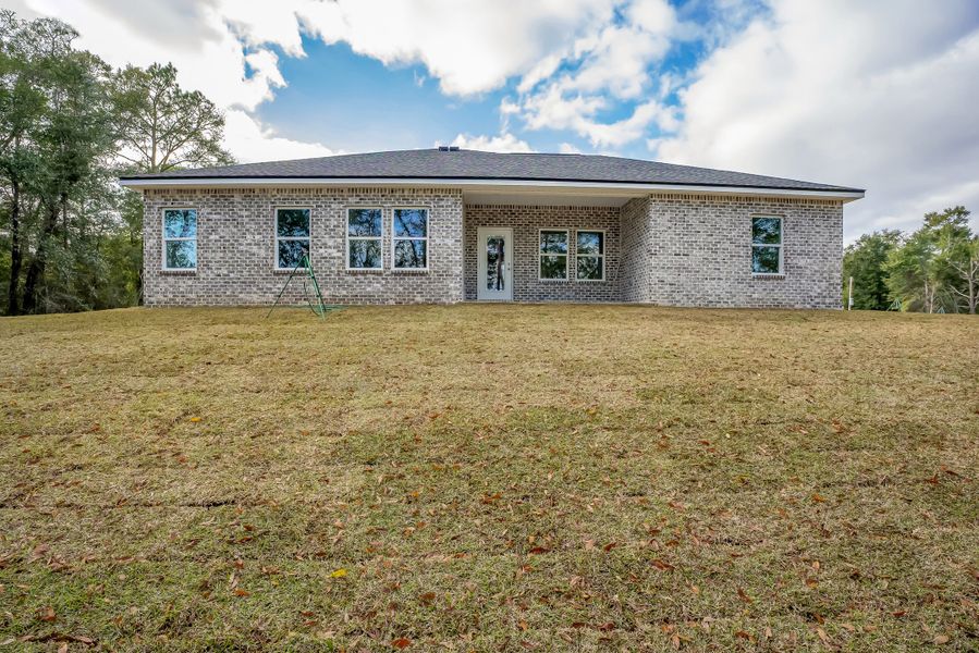 Exterior details and patio area of a home in , Crestview (Image 4).