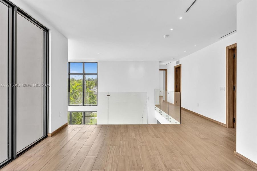 Spacious, unfurnished interior of a new home in , Miami (Image 64).