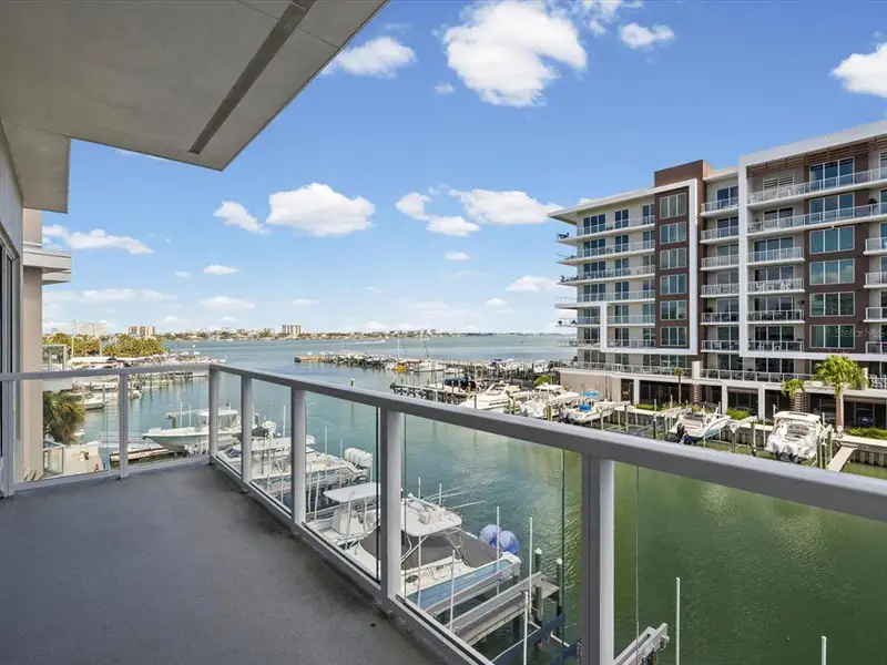 Condo located in Clearwater, FL showcasing its design and architecture (Image 3).