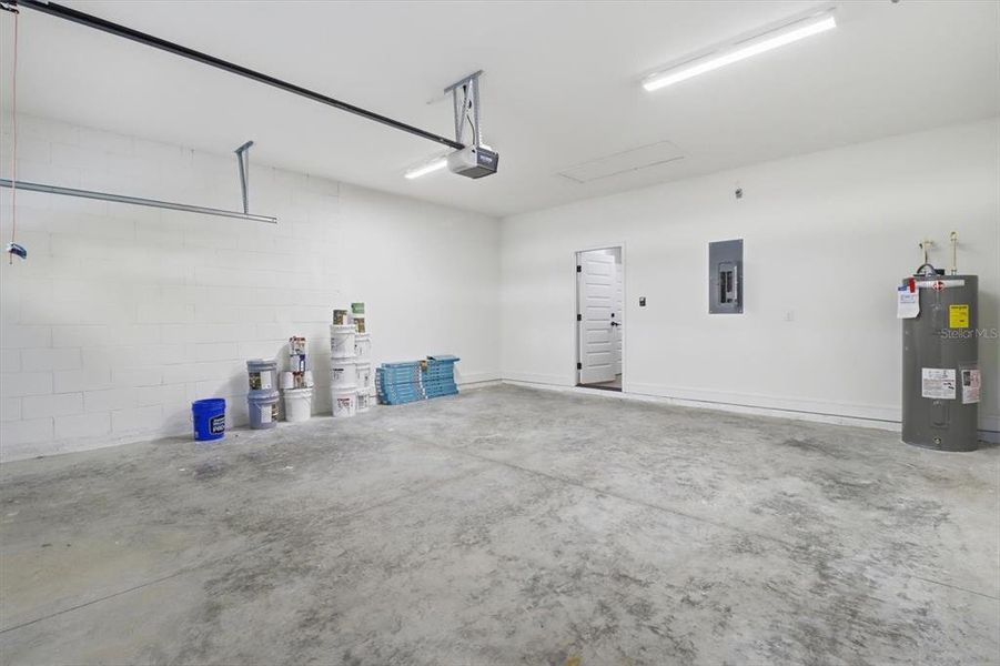 Spacious, unfurnished interior of a new home in , Dunnellon (Image 20).