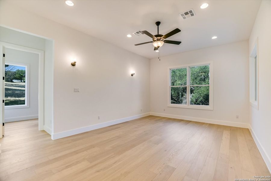 Spacious, unfurnished interior of a new home in , Horseshoe Bay (Image 20).