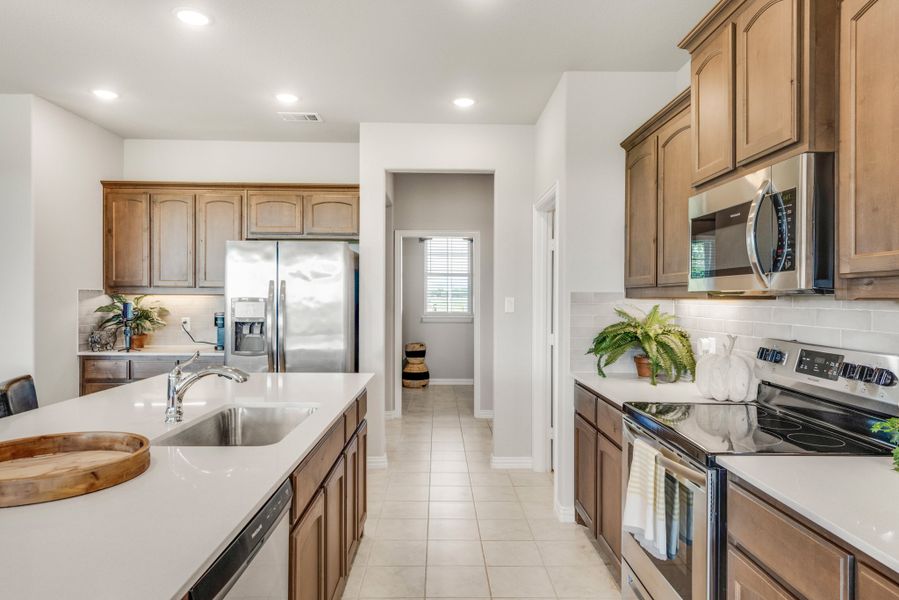 Furnished interior view inside a new home in Oak Valley, Terrell (Image 18).