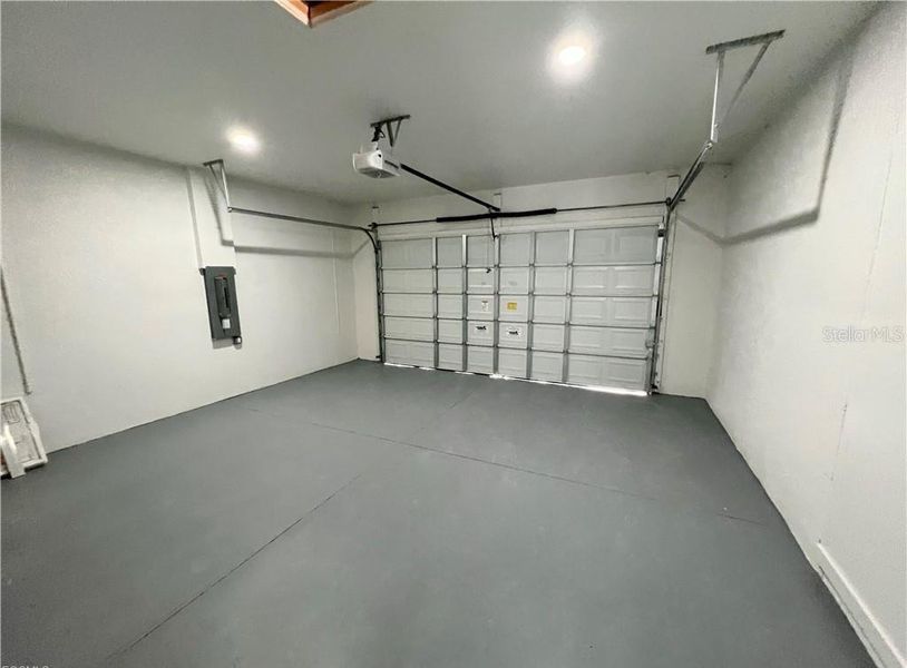 Spacious, unfurnished interior of a new home in , Cape Coral (Image 18).
