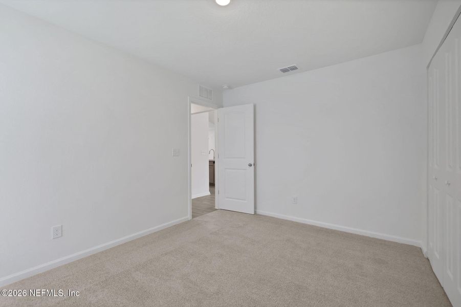 Spacious, unfurnished interior of a new home in Diamond Springs, Jacksonville (Image 5).