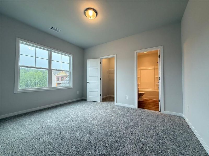 Spacious, unfurnished interior of a new home in Ponderosa Farms Manor, Gainesville (Image 32).
