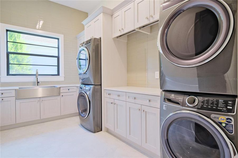 Furnished interior view inside a new home in , Bradenton (Image 41).