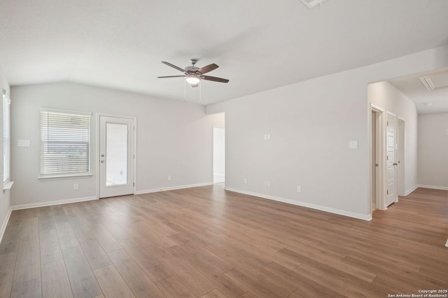Spacious, unfurnished interior of a new home in Estancia Ranch - Premier Series, San Antonio (Image 14).