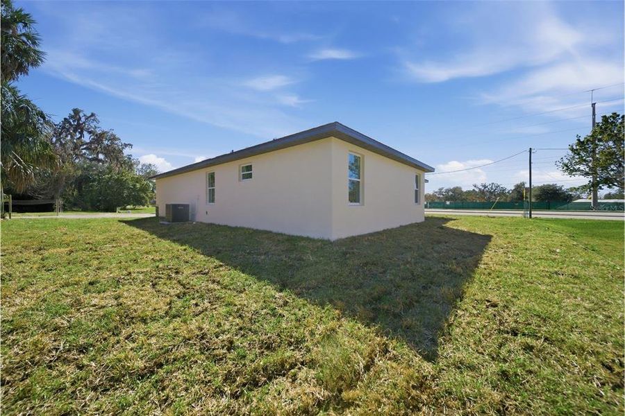 Exterior details and patio area of a home in , Altamonte Springs (Image 25).