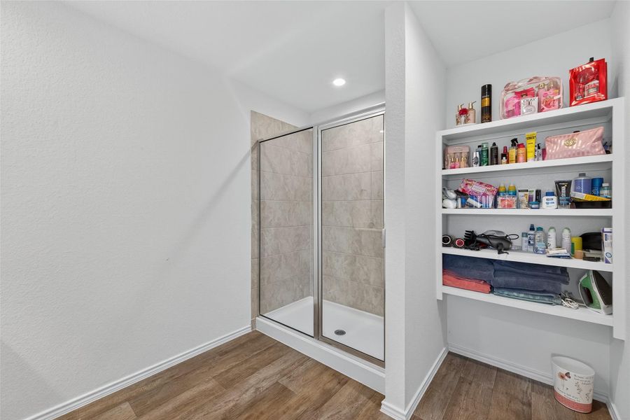 walk-in shower create a luxurious atmosphere.