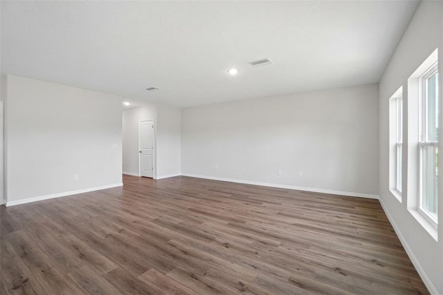 Spacious, unfurnished interior of a new home in Two Rivers, Zephyrhills (Image 13).