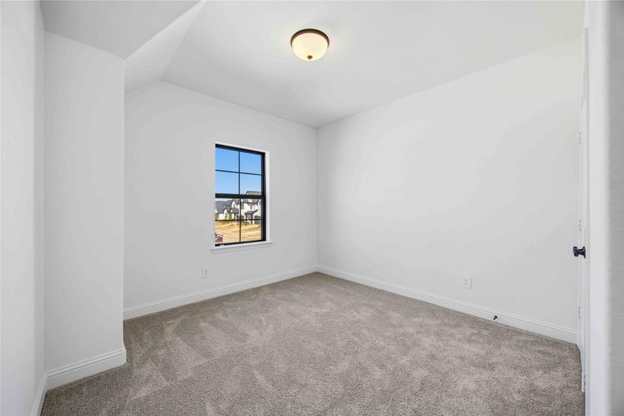 Spacious, unfurnished interior of a new home in Sienna, Missouri City (Image 25).