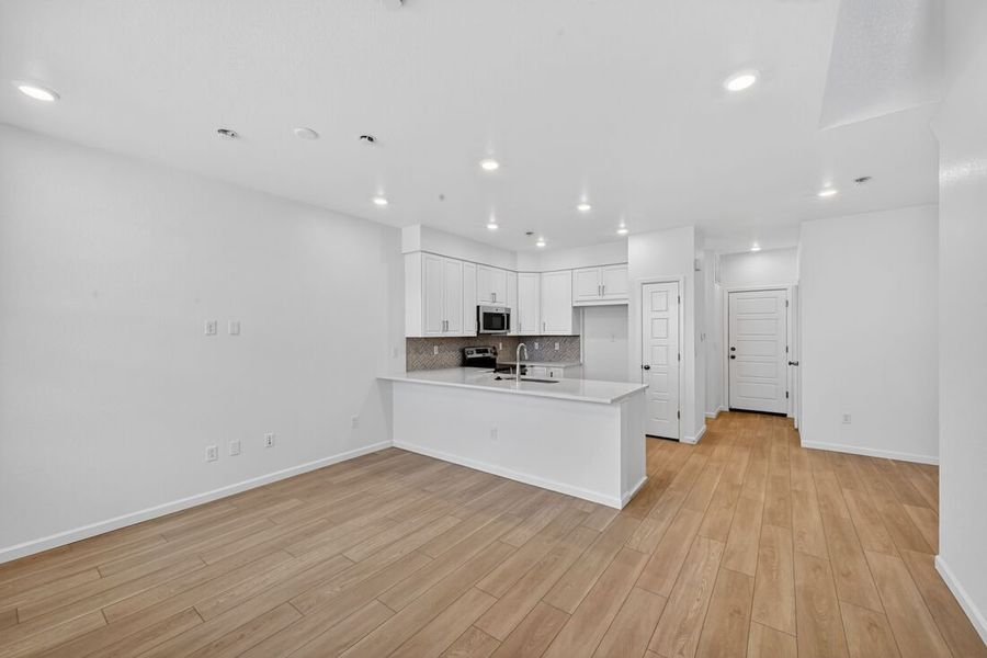 Spacious, unfurnished interior of a new home in Trailstone, Arvada (Image 12).