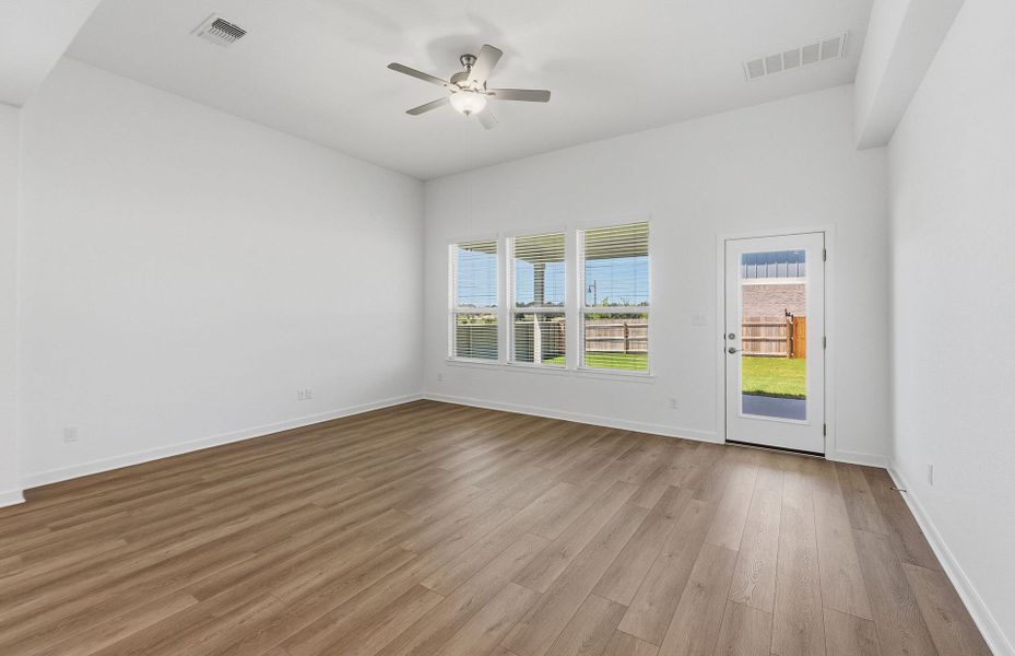 Spacious, unfurnished interior of a new home in Santa Rita Ranch, Liberty Hill (Image 35).
