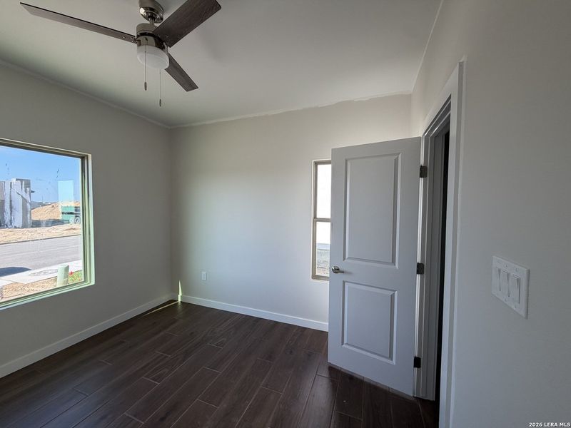 Spacious, unfurnished interior of a new home in , Laredo (Image 9).