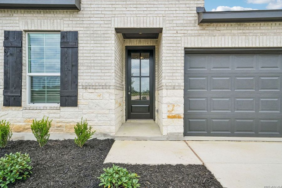 Exterior details and patio area of a home in Thomas Pond, San Antonio (Image 25).